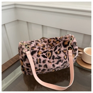 Détail du sac cabas en fausse fourrure léopard rose avec chaîne dorée chic