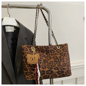 Sac fourre-tout à imprimé léopard avec bandoulière en chaîne et charme d'ours en peluche