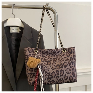 Détail du sac cabas léopard avec bandoulière chaîne et breloque ours en peluche