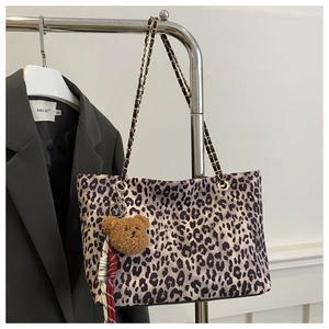 Détail du sac cabas léopard avec bandoulière chaîne dorée et breloque ours peluche