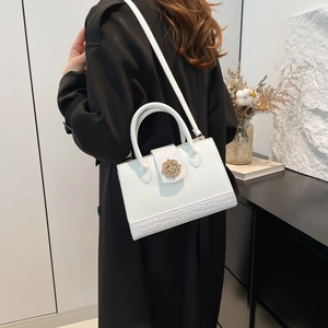 Borsa a tracolla bianca in ecopelle con trama coccodrillo e fibbia dorata a fiori