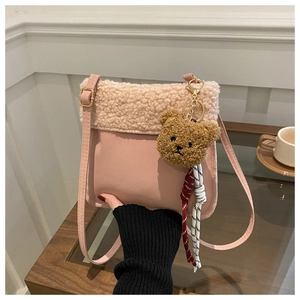 Sac seau rose avec garniture en peluche et joli pendentif d'ours brun détail