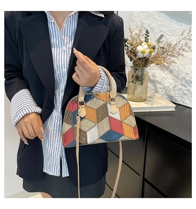 Détail du sac à main coquillage coloré avec cuir texturé et fine bandoulière
