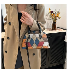 Gros plan détaillé du sac à main rétro avec patchwork en cuir coloré et texture grainée