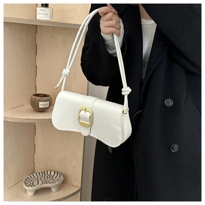Sac à bandoulière blanc rectangulaire avec grande boucle dorée texturée et fine lanière