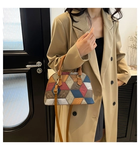 Détail du sac coquille géométrique coloré avec texture grainée et boucles dorées