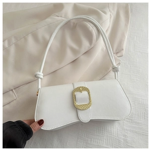 Vue détaillée d'un sac sous le bras en cuir blanc avec boucle dorée sur une veste chic