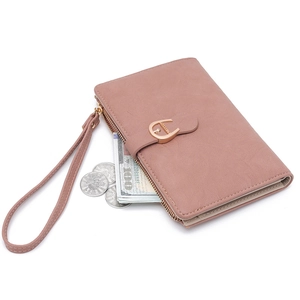 Portafoglio per passaporto in pelle rosa con cinturino e chiusura magnetica da viaggio