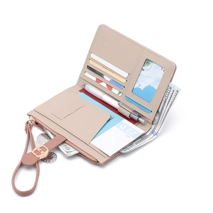 Dettaglio interno del portafoglio da viaggio rosa con fessure per carte e passaporto