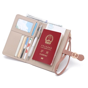 Dettaglio interno del porta passaporto beige con slot per carte e passante per penna