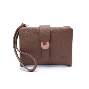 Detail of a brown lychee pattern leather short wallet with a C-shaped gold metal clasp