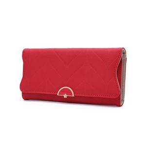 Détail du portefeuille long rouge avec surpiqûres en V et boucle fleurie dorée