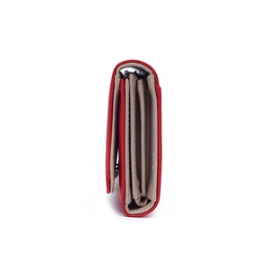 Portefeuille femme rouge long à trois volets avec intérieur kaki et poches multiples