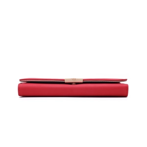 Vue latérale d'un long portefeuille rouge mat avec une boucle en métal doré