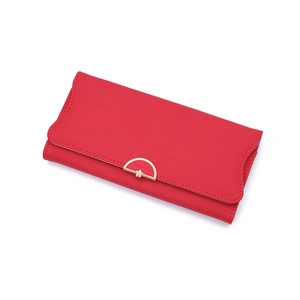 Gros plan du long portefeuille rouge avec texture en cuir matelassé et boucle florale