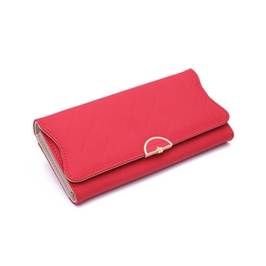 Détail du portefeuille long rouge avec surpiqûres feuilles et fermoir doré gravé