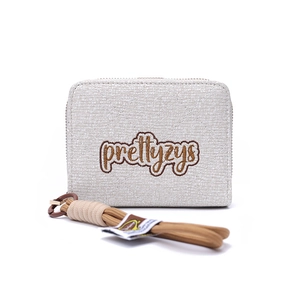 Détail du portefeuille en tissu matelassé gris avec coutures et logo brodé marron
