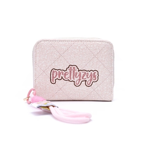 Détail du portefeuille rose matelassé avec broderie et fermeture à glissière