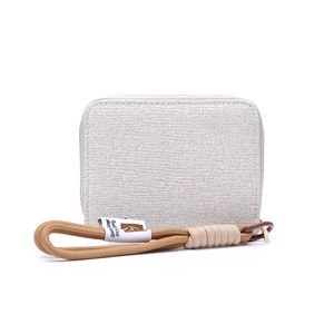 Détail d'un portefeuille zippé carré en tissu blanc cassé avec une lanière logo singe