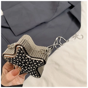 Détail du mini sac bandoulière argenté en forme d'étoile orné de strass brillants