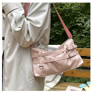Rosafarbene Lackledertasche mit verstellbaren Metallschnallen und Nylon-Schultergurt