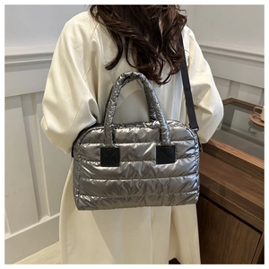 Rückansicht eines Modells mit der metallic-silbernen Puffer-Tasche mit Steppmuster