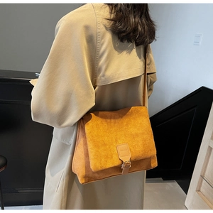 Borsa tote retrò in camoscio giallo senape con fibbia in metallo su trench beige
