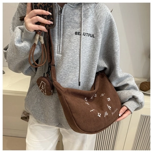 Sac bandoulière en velours côtelé marron avec porte-monnaie et imprimés de mode