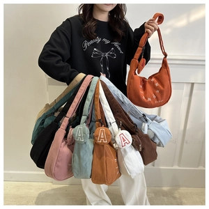 Collection de sacs hobo en velours côtelé de couleurs variées avec breloques rondes