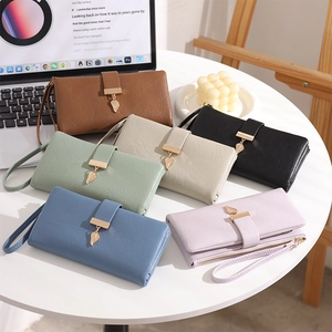 Carteras largas minimalistas de cuero PU con colgante de hoja y correa de mano