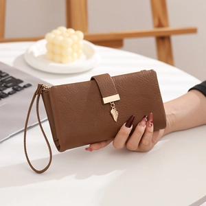 Cartera larga marrón de cuero PU con colgante de hoja y correa de muñeca para mujer