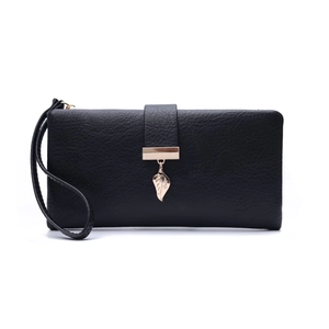 Detalle de cartera larga de cuero negro con colgante de hoja dorada y correa de muñeca