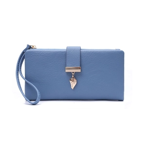 Detalle de cartera azul niebla con colgante de hoja dorada y correa de muñeca fija