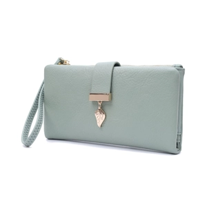Detalle de la cartera larga de cuero PU verde con colgante de hoja y hebilla dorada
