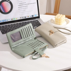 Cartera larga de cuero PU con colgante de hoja, múltiples ranuras para tarjetas y asa de mano