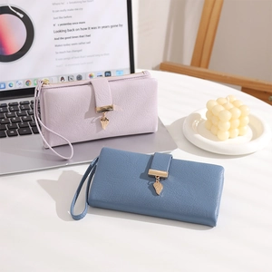 Detalle de carteras largas de cuero PU con colgantes de hojas y correas de muñeca