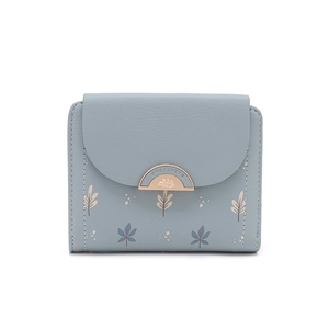 Gros plan du portefeuille bleu clair à trois volets avec motifs de feuilles et fermoir