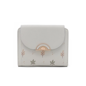 Gros plan du portefeuille avec boucle feuille or rose et motifs de feuilles fraîches