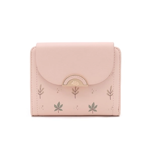 Détail du portefeuille rose avec motifs de feuilles et boucle en métal doré élégante