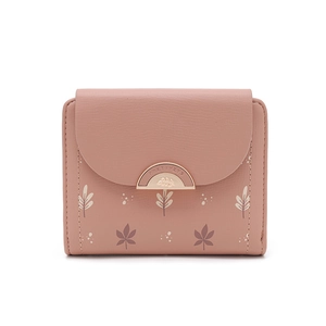 Détail du portefeuille rose en cuir à motif floral avec boucle dorée signée PRETTYZYS