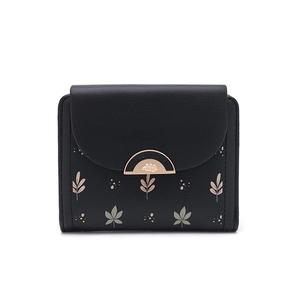 Détail du petit portefeuille en cuir noir avec imprimé feuille d'or et fermoir