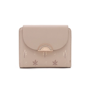 Détail d'imprimé floral sur portefeuille en cuir rose avec fermoir en métal
