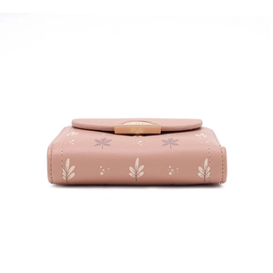 Détail du portefeuille rose à fleurs avec boucle dorée et coutures latérales fines