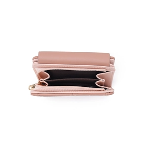 Détail du petit portefeuille rose clair avec fermeture éclair dorée et deux compartiments
