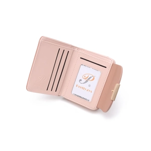 Détail d'un portefeuille en similicuir rose avec fentes pour cartes et fenêtre ID