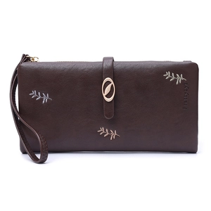 Détail du portefeuille long marron café avec broderie de feuilles et boucle en métal