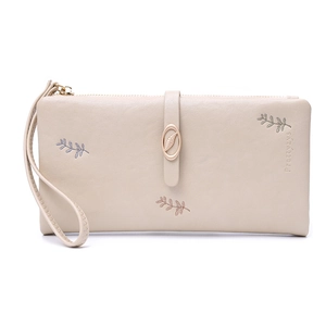 Détail de la broderie de feuilles et boucle en métal doré sur portefeuille en cuir PU
