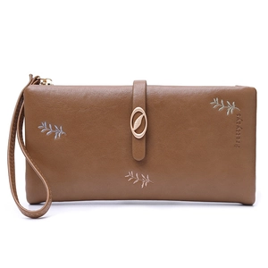 Détail du portefeuille en cuir PU marron avec broderie feuille et boucle en métal