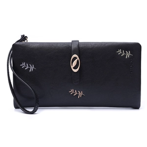Détail du portefeuille long en cuir PU noir avec broderie de feuilles or et argent
