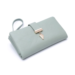 Cartera larga verde menta con colgante de hoja en cuero granulado y correa de mano